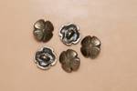 cínový knoflík s květinovým dekorem 16 stará mosaz
